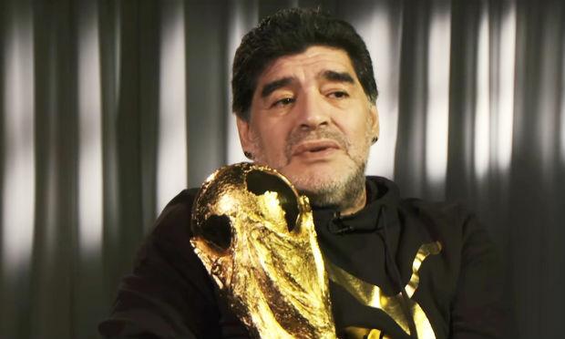 Maradona é um dos jogadores eternizados ao erguer a Copa do Mundo. / Foto: Reprodução/Fifa.