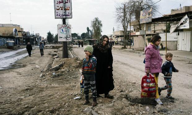 O EI continua controlando a parte ocidental da cidade do norte do país, que era habitada por dois milhões de pessoas antes da chegada, em 2014, do grupo extremista, que a transformou em seu reduto no Iraque. / Foto: Dimitar Dilkoff / AFP