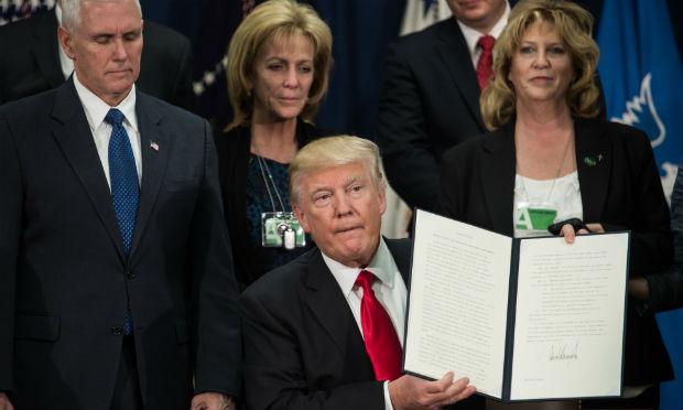 Trump assinou um decreto para dar início à construção de um muro ao longo da fronteira com o México / Foto: AFP