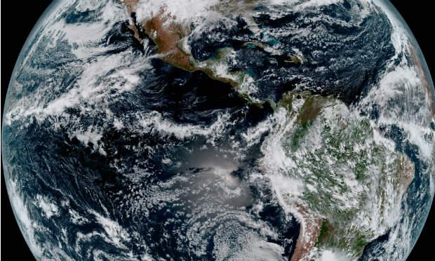 Detalhe da imagem do globo terrestre captada pelo GOES-16, mostrando a América do Norte e do Sul. / Foto: Reprodução/NOAA. 