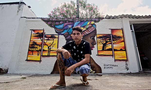 Muros grafitados são resposta para uma cidade sem cor. Em destaque, o artista Kbça / Foto: Luiz Pessoa/NE10