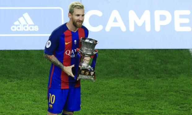 Técnico diz que Messi é capaz de fazer qualquer coisa no ataque e na defesa. / Foto: AFP.