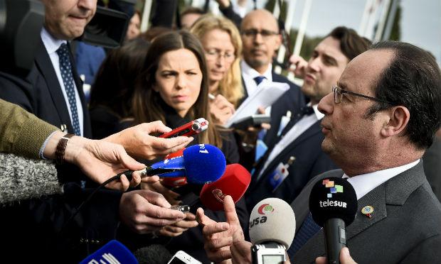 Hollande pede que União Europeia apresente resposta a Trump