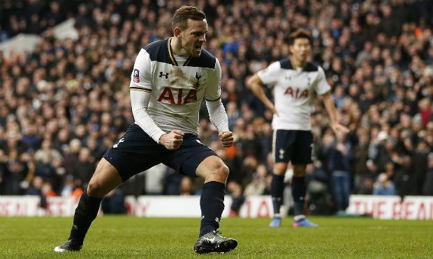 Um dos gols do Tottenham em sua partida foi marcado por Vincent Janssen. Os "Spurs" perdiam por 3 a 2, mas conseguiram virar nos acréscimos. / Foto: Ian Kington / AFP