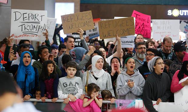 O decreto suspende, por exemplo, a entrada de refugiados muçulmanos no país durante 120 dias / Foto: AFP