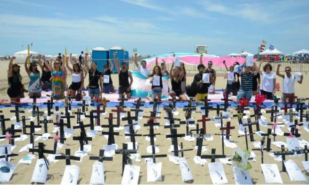 Protesto em Copacabana lembra a morte de 144 pessoas trans no país