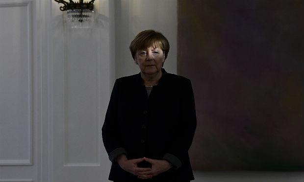 A condenação acontece um dia depois da primeira conversa telefônica entre Trump e Merkel / Foto: AFP