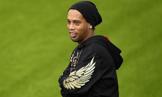 Ronaldinho dá pontapé inicial no jogo entre PSG e Monaco