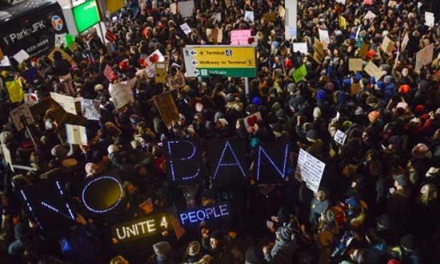 Grandes protestos em aeroportos começaram no sábado, um dia depois de Trump assinar uma ordem executiva impedindo a entrada nos EUA de cidadãos de Irã, Iraque, Síria, Sudão, Líbia, Somália e Iêmen / Foto: AFP