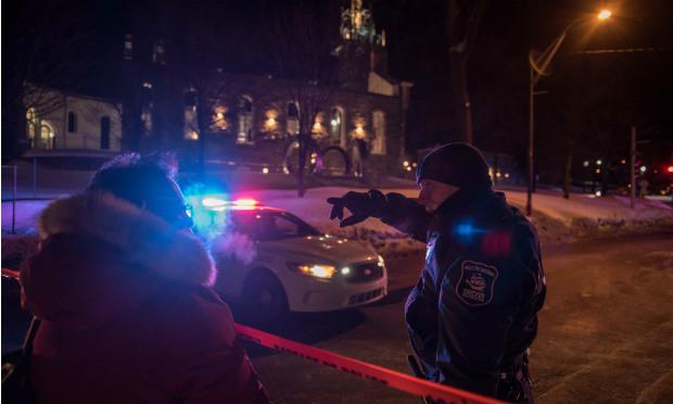 Dois homens abriram fogo em uma mesquita de Quebec durante a noite desse domingo (29), no Canadá. Seis pessoas morreram e outras oito ficaram feridas / Foto: AFP