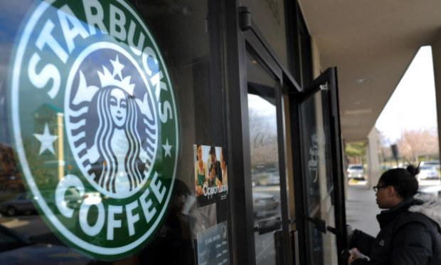 Starbucks e Airbnb propuseram ações de acolhida a refugiados em resposta a Trump / Foto: AFP