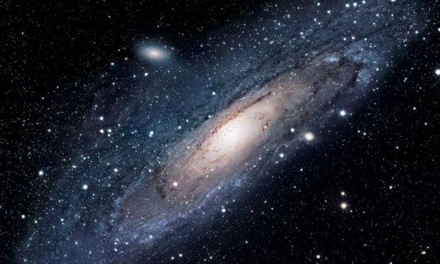 Galáxia se move ao ser empurrada e puxada ao mesmo tempo, diz estudo