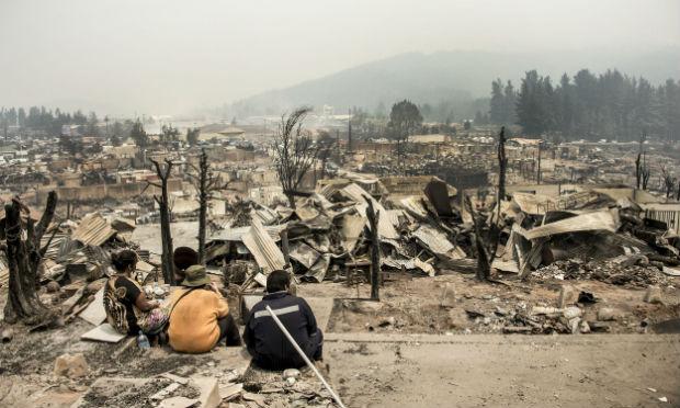Depois de o fogo queimar quase 380.000 hectares em seis regiões, a situação se mantém "grave", mas foi possível "reduzir significativamente" a expansão dos incêndios. / Foto: Martin Bernetti / AFP