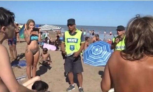 Vinte policiais e seis patrulhas ordenaram que três mulheres vestissem seu biquíni completo em praia argentina / Foto: reprodução