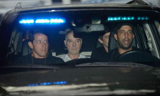 A gravação ainda mostra imagens dele com a cabeça raspada ao lado de agentes da PF em sua casa / Foto: Agência Brasil