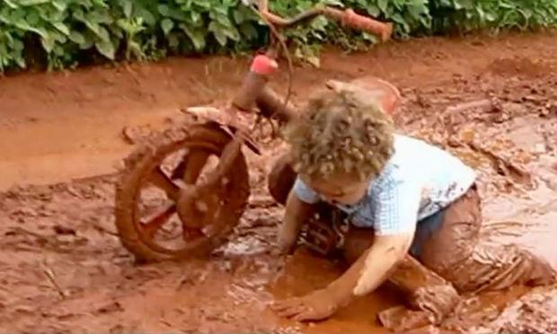Criança é filmada brincando na lama e vídeo faz sucesso na internet / Foto: Reprodução / Facebook