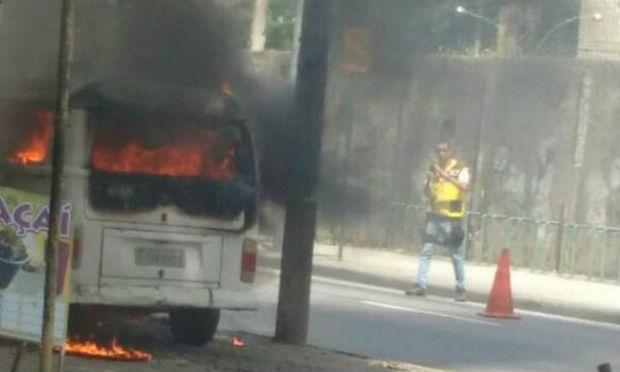Homem queima a própria kombi depois de ser parado em blitz no Rio