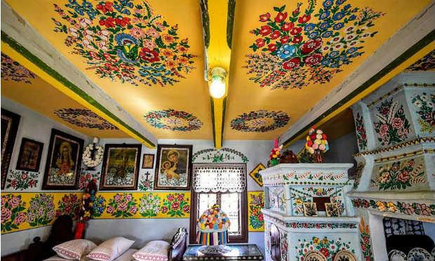 Tudo começou quando um morador pintou flores no teto de casa para cobrir a marca de fuligem / Foto: