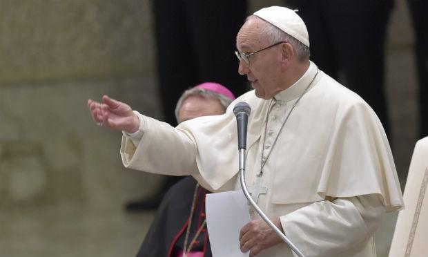 Papa criticou a sonegação de impostos e evasão de divisas e "negam a lei fundamental da vida: o socorro recíproco" / Foto: AFP
