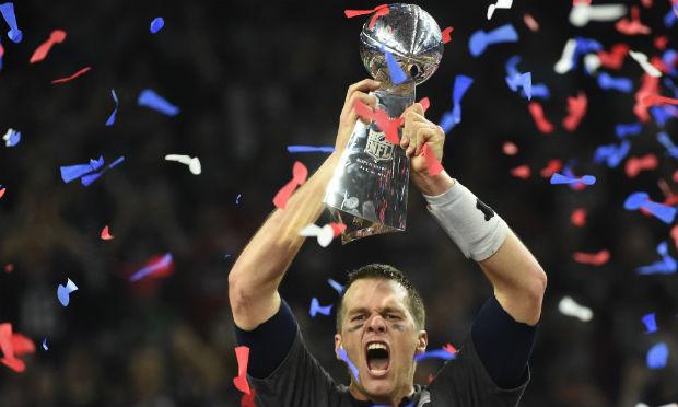 Quarterback Tom Brady liderou a mais disputada vitória da história do Super Bowl / Foto: AFP