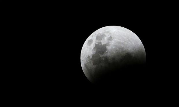 Eclipse lunar e cometa farão espetáculos no céu na próxima sexta-feira