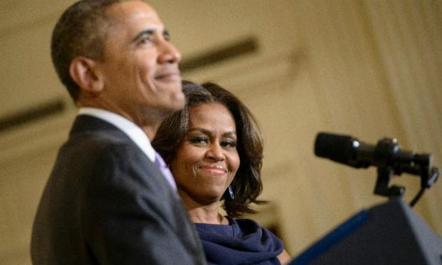 Barack e Michelle Obama retornam à Washignton após férias