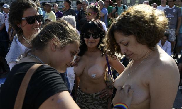 Argentinas foram às ruas de Buenos Aires em favor do topless na praia / Foto: AFP