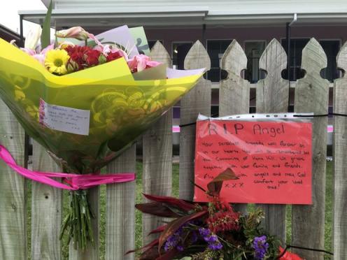 Flores pendurada na cerca do hotel onde Mia e Tom foram mortos em agosto de 2016. / Foto: Roger Maynard/AFP