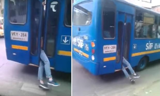 Um ladrão tentou descer do ônibus pela porta de trás, mas acabou caindo na armadilha do motorista / Foto: Reprodução / YouTube