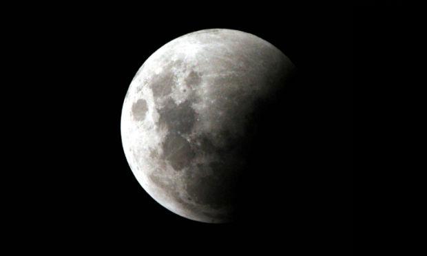 Astrônomo explica que a lua vai passar pela sombra mais clara projetada pela Terra, chamada de penumbra / Foto: Beto Figuêiroa/ Acervo JC Imagem