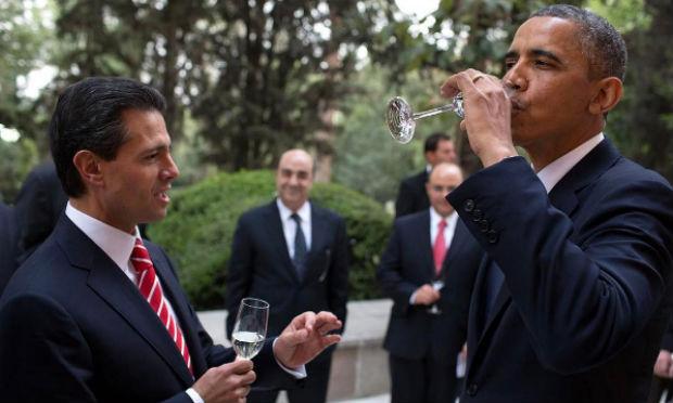 Em uma das fotografias, Pete Souza publicou uma de Obama enquanto ele bebia com o presidente mexicano Enrique Peña Nieto exatamente no mesmo dia em que Trump teve uma conversa por telefone com o governante mexicano. / Foto: Pete Souza / Reprodução / Instagram