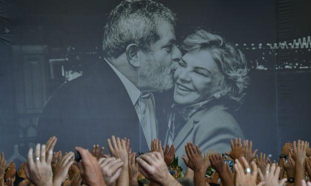 Lula recebe cumprimentos em missa do 7º dia de Marisa