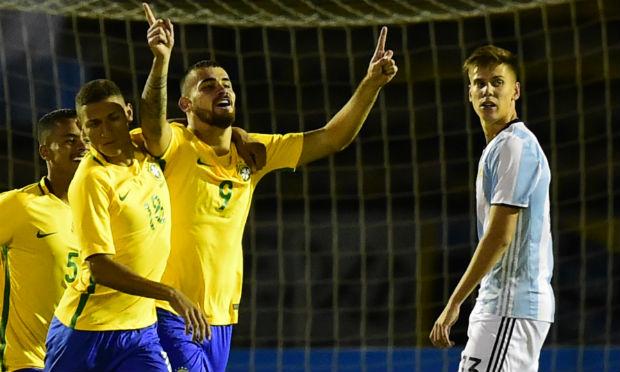 Brasil vencia a Argentina por 2 a 1, no estádio Olímpico Atahualpa, em Quito, mas sofreu o gol de empate no último lance / Foto: AFP