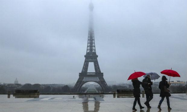 O anúncio da parede de vidro na Torre Eiffel foi feito pela prefeitura de Paris nesta quinta (9) visando substituir as barras colocadas na Eurocopa. / Foto: Ludovic Marin / AFP