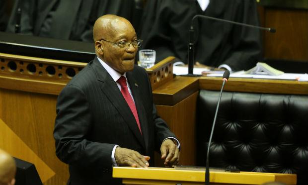 O discurso anual à nação do presidente sul-africano Jacob Zuma terminou, nesta quinta-feira (9), em briga entre deputados da oposição e seguranças do Parlamento. / Foto: Sumaya Hisham / AFP