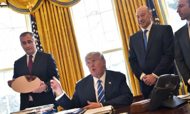 Trump aproveitou a oportunidade para associar o investimento a sua chegada ao poder / Foto: AFP
