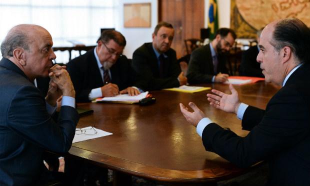 O presidente do Parlamento da Venezuela, Julio Borges, onde conversou com José Serra, ministro brasileiro de Relações Exteriores. / Foto: ANDRESSA ANHOLETE / AFP