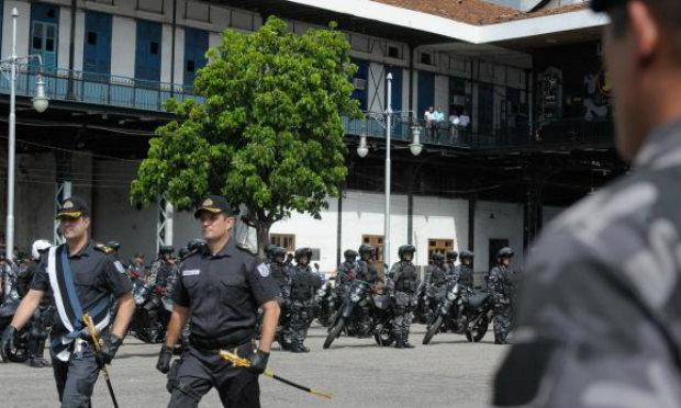 16 mulheres tentaram interditar a porta da sede do Batalhão de Choque da Polícia Militar do Rio / Foto: Tania Rego/EBC