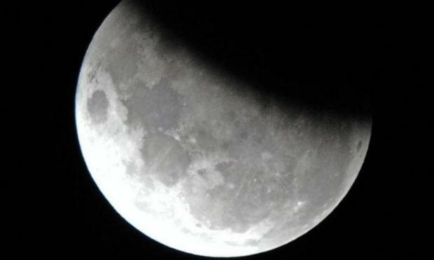 Fenômeno é conhecido como eclipse penumbral. / Foto: AFP