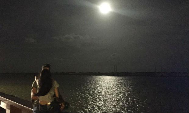 O eclipse lunar penumbral aqueceu os corações apaixonados do recifense na noite desta sexta-feira / Foto: Rafael Paranhos/ NE10
