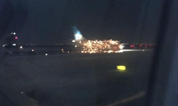 Avião pegou fogo após explosão em um dos motores / Foto: reprodução/Twitter