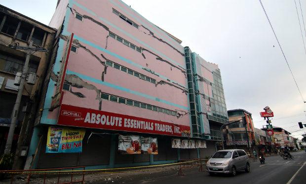Um dos prédios danificados pelo tremor de 6.5 de magnitude.  / Foto: ERWIN MASCARINAS / AFP