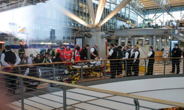 O aeroporto foi evacuado por mais de duas horas em razão de fortes odores que provocaram mal-estar a diversos passageiros – alguns chegaram a receber atendimento médico.  / Foto: Axel Heimken / DPA / AFP