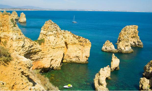 Além de ser um ótimo lugar para viver, o site americano também destacou Algarves como o local com mais sol em toda a Europa, já que lá são mais de 3.300 horas de sol por ano. / Foto: John Harper / Image Source / AFP