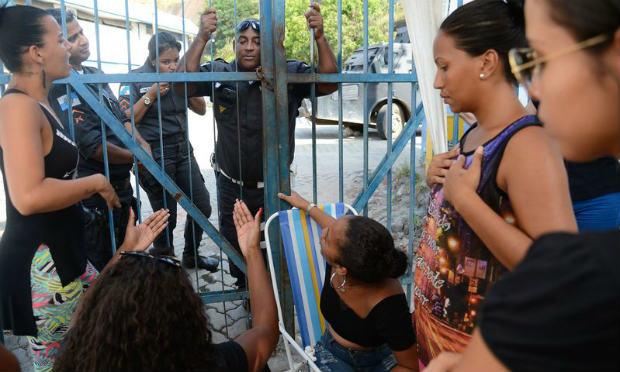 Batalhão de Choque do Rio bloqueado por familiares de PMs