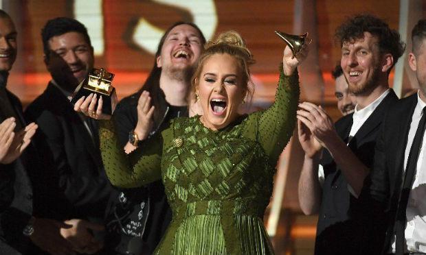 Adele fez discurso no grammy homenageando Beyoncé e quebrou troféu para dividir com a amiga / Foto: AFP