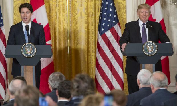 O premiê Justin Trudeau afirmou que seu governo manterá a vigilância em sua política de aceitar refugiados, apesar da reunião com Trump. / Foto: SAUL LOEB / AFP 