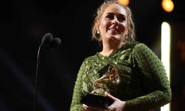 Adele venceu nas três principais categorias da festa - álbum, canção do ano e gravação do ano, por "Hello". / Foto: CHRISTOPHER POLK / GETTY IMAGES NORTH AMERICA / AFP