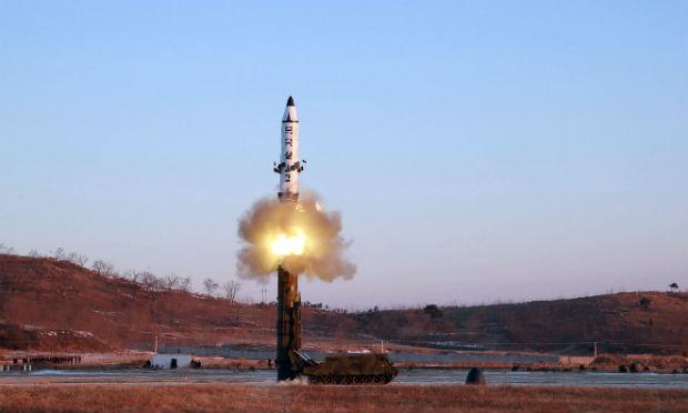 A Coreia do Norte confirmou ter disparado um míssil balístico e classificou de "bem-sucedido" o teste. / Foto: STR / KCNA via KNS / AFP