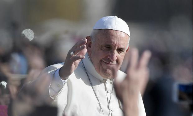 O prólogo do livro é de autoria do Papa Francisco. / Foto: AFP